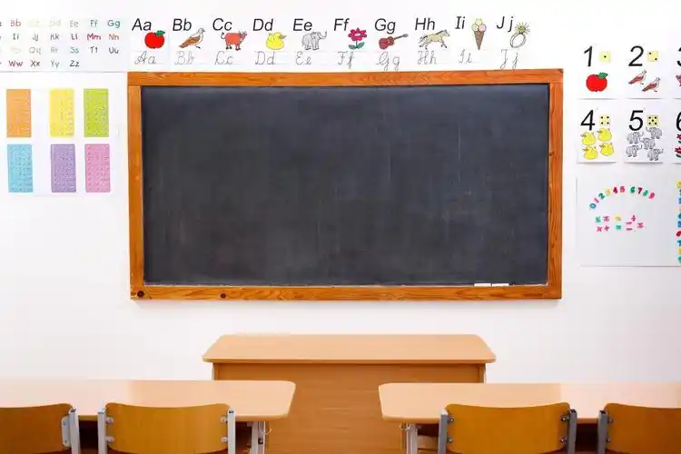 空教室和黑色的黑板装饰着字母和数字