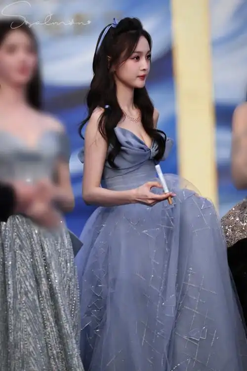 27 福州丝绸之路红毯没去迪士尼呢见着真公主了03@吴宣仪_betty