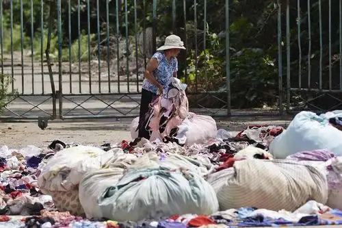 北京一废品站晒大量文胸 称均从大学回收