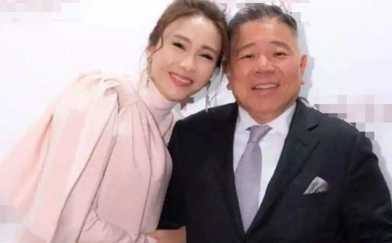 49岁黎姿晒和老公近照状态好一盘面为什么那么贵