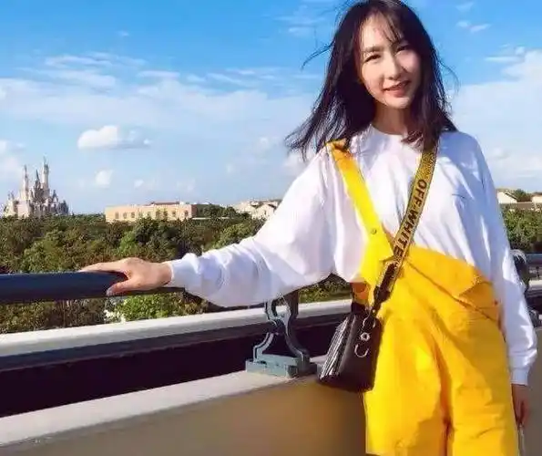 雷佳音老婆翟煦飞罕见现身,接机"前夫哥",做防护措施毫不留情_佟丽娅