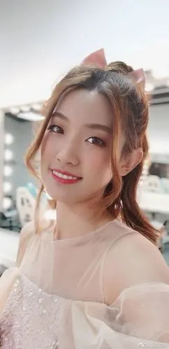 三语主持夏安微博晒照难得的自拍