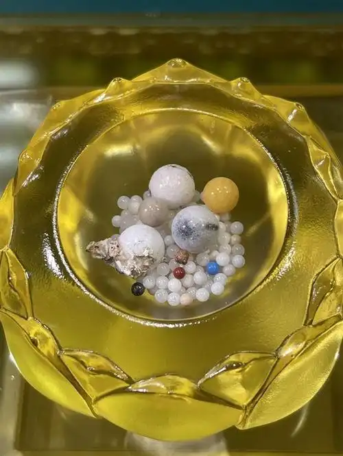 星云大师舍利子色泽多为法乳般净白,其他还有红,黄,蓝,黑等琉璃光色的