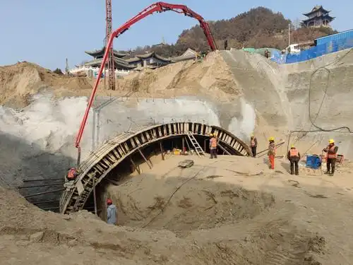 兰州白塔山段综合提升改造项目一期工程东洞口南线隧道护拱完成浇筑2