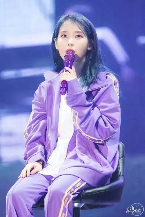 iu李知恩蓝发壁纸美图