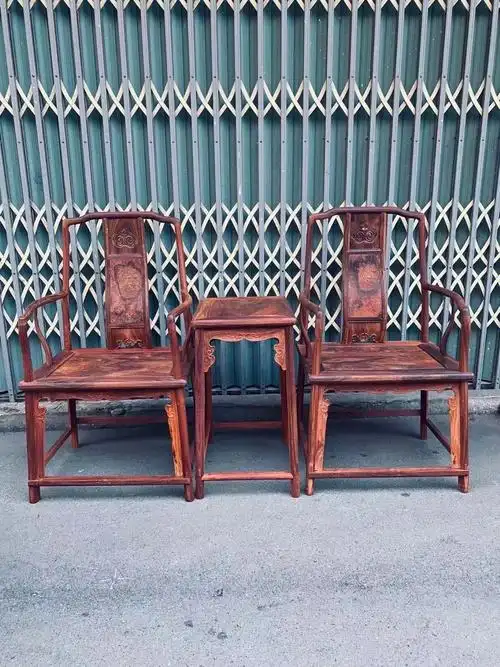 这套越柬紫檀南宫椅三件套,座板一木两开黑红水波纹,靠背一木两开水滴