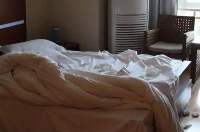 住酒店退房时,小情侣一个小小举动,让保洁阿姨感动落泪