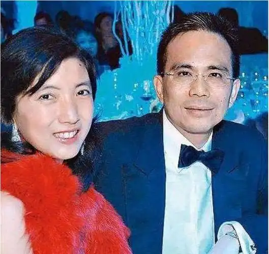 28岁郭嘉文苦等5年,李泽楷随时准备分手,最大的隐患是梁洛施