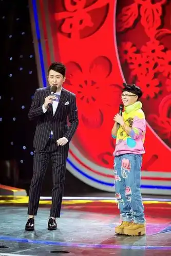 央视主持人pk唱歌!都抱怨《越战越勇》"太紧张"