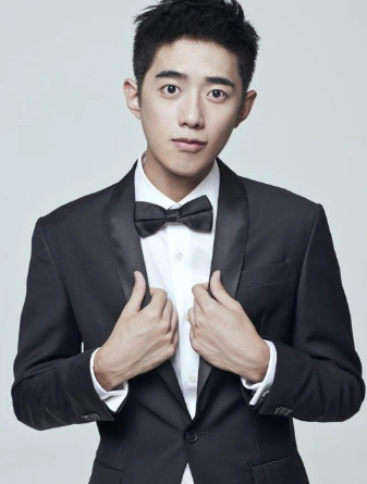 "美作"梁靖康大学青涩照曝光 清爽阳光五官立体