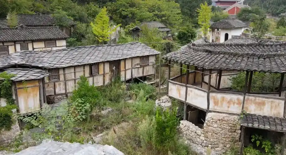 贵州大山里发现一座废弃的影视城,空无一人更像是一座"鬼镇"