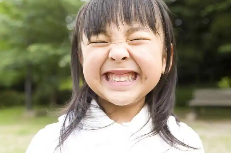 东方人,儿童,一个人,笑,微笑,室外,快乐,纯洁,亚洲,小孩,活力,可爱