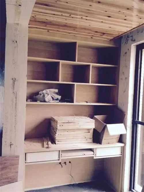 书桌的设计和制作,书桌采用实木免漆板,环保甲醛含量低.