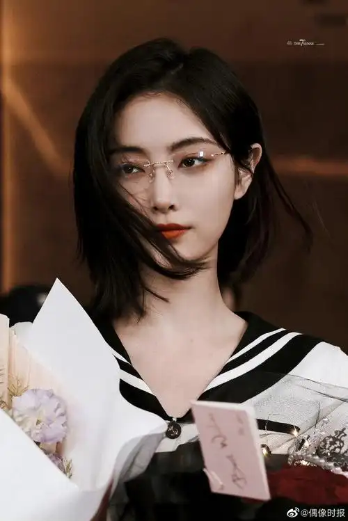 许佳琪金丝眼镜水手服造型