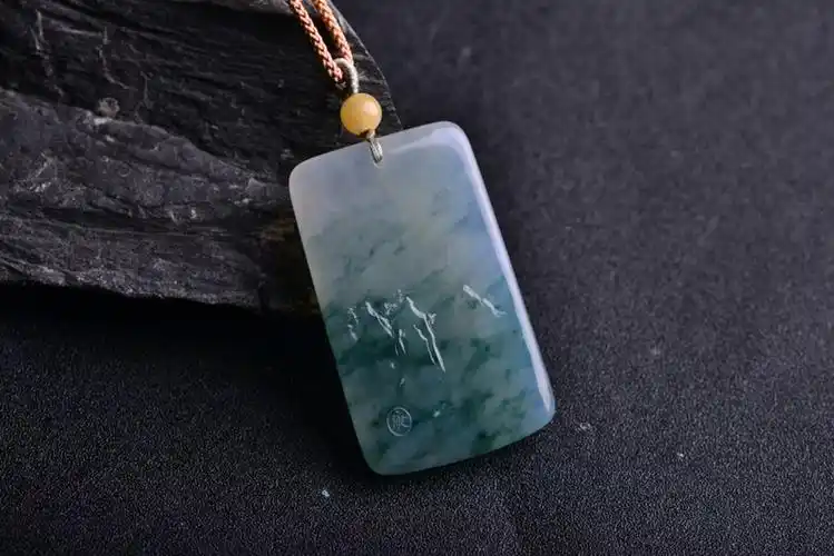 一块飘花翡翠片料雕刻朝佛之心牌子的过程