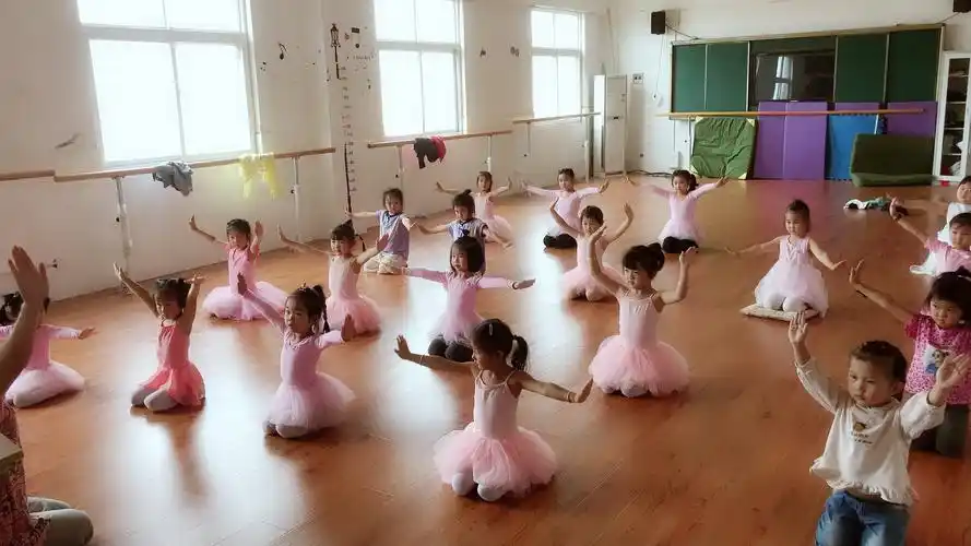 文昌中学附属幼儿园舞蹈特色课——我们都是小舞花(2)