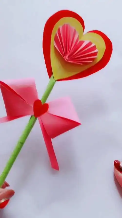 用纸如何折成花?