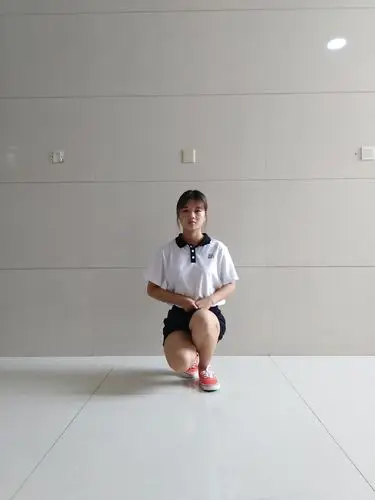 高低式蹲姿