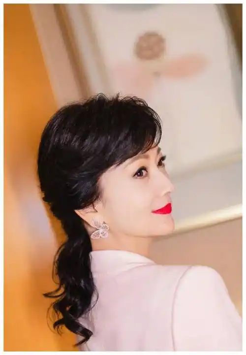 原创赵雅芝这次有点小性感裸粉色的西装羽毛裙搭配蝴蝶耳环好仙美