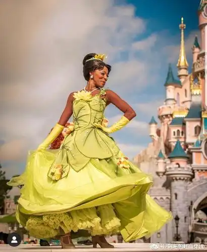 迪士尼婚纱礼服系列又出新啦,这次的主题有白雪公主,小美人鱼等