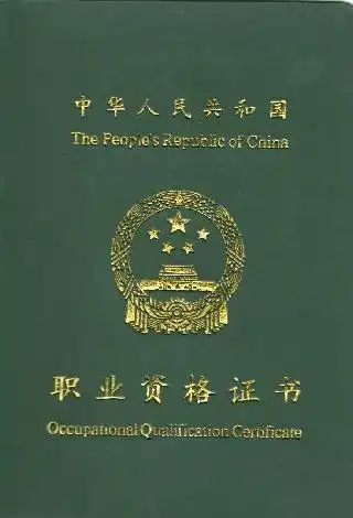 《消防设施操作员(2019年版)》规定:持初级(五级)证书的人员可监控