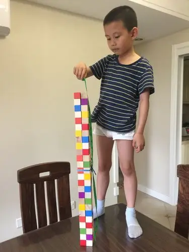 25层的高塔落成,有75cm那么高,都到了我的腰!