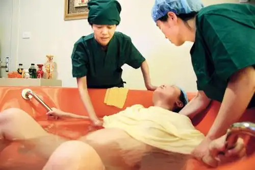 生产过程中是否侧切会阴是要经过产前会诊的,也就是接生者与辅助人员