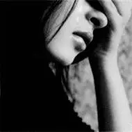 女生流泪伤感头像黑白系女生头像哭泣难过眼泪