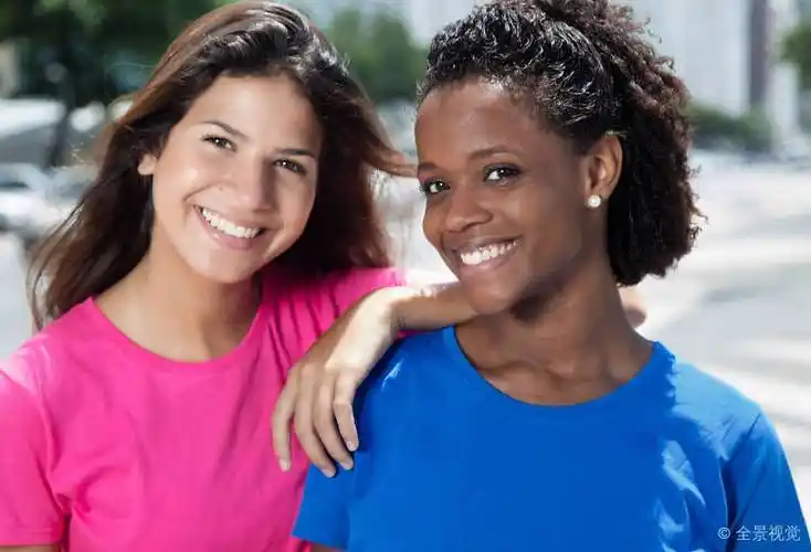 高兴_墨西哥人_女孩_白人_白人女性_户外_城市_夏天_高清图片_全景