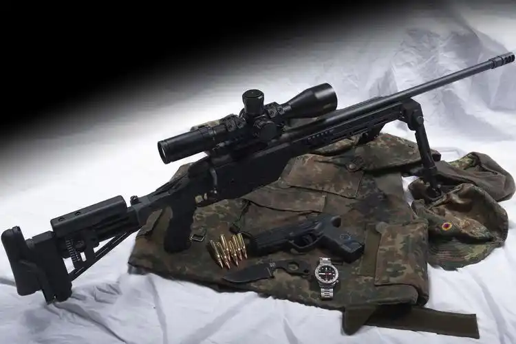 图为斯太尔ssg08狙击步枪及其使用的子弹.