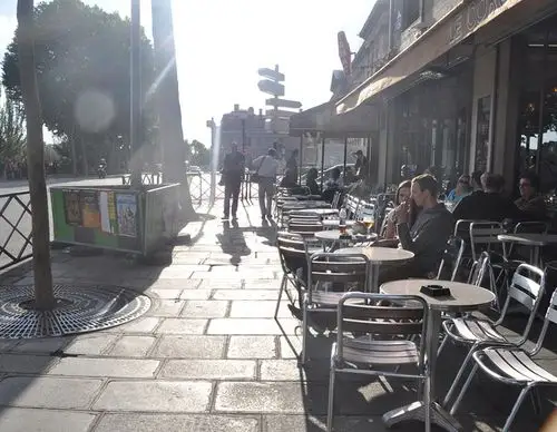 传说中 惬意地在塞纳河畔喝咖啡的场景.