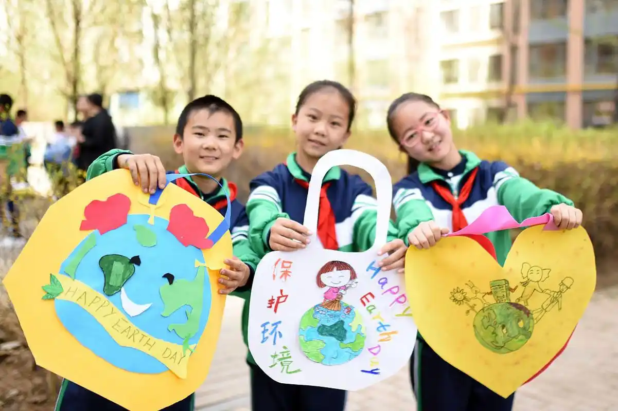 拍摄小学生环保照片时,要注重保护小学生的隐私和安全,确保他们在