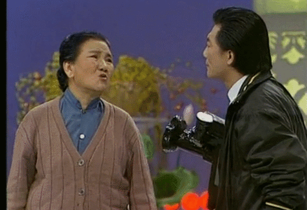 在赵丽蓉的小品《英雄母亲的一天》里,记者侯耀文要拍"英雄母亲"