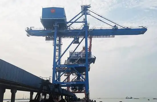 润邦重机为顾客提供的genma 1000tph桥式抓斗卸船机成功落轨客户码头