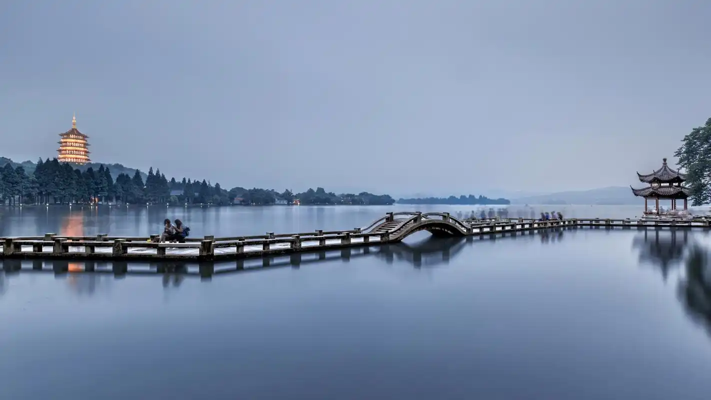 杭州西湖# "杭州西湖:从苏堤春晓到雷峰夕照,美不胜收" 杭州,是一座