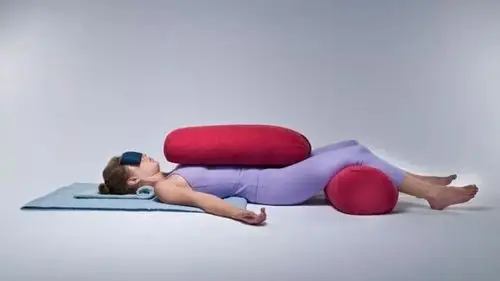 用摊尸式睡觉第二天脸能发生魔鬼般的变化