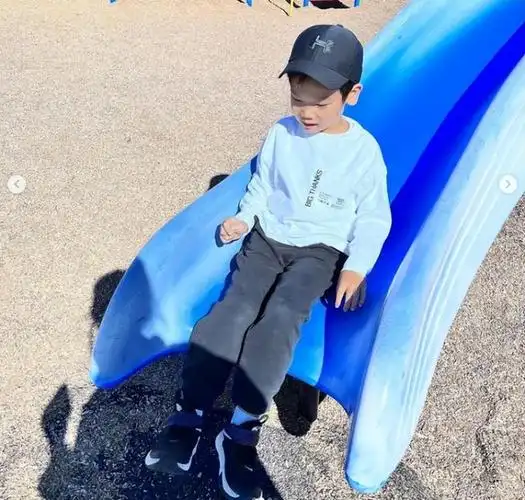 侯佩岑晒二胎儿子近照,小朋友神似爸爸黄柏俊,罕露正脸超帅气