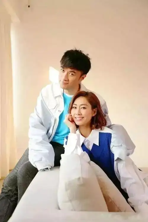 姐妹反目,被前男友说是"快餐",38岁胡定欣衬衫配阔腿裤好气质