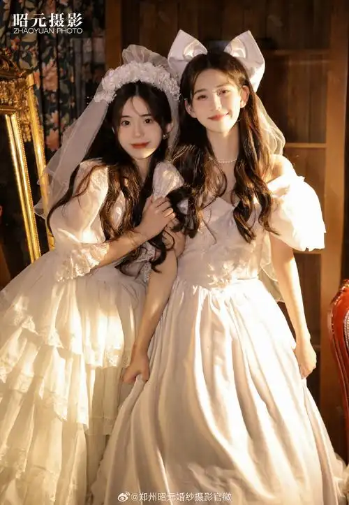 总要和姐妹拍一组婚纱照吧复古闺蜜写真点击获取最新报价网页链接