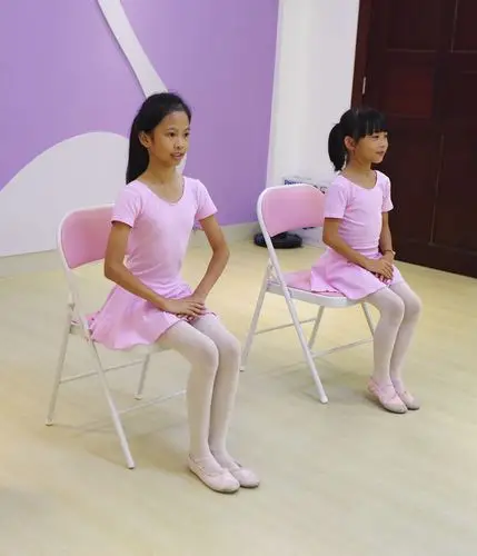 涓涓形体学苑暑假开班-----培养孩子优雅形体和礼仪