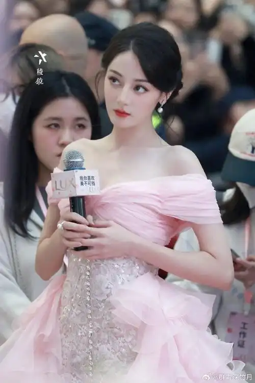 迪丽热巴粉色高定裙#  迪丽热巴深圳活动路透9615  是水蜜桃公主
