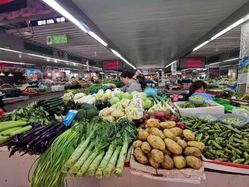 孟小姐就住在菜场附近,下班后逛逛菜场,排队买好吃的酥鱼对她来说是"