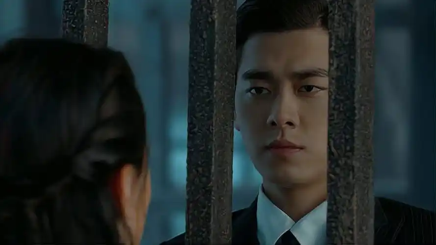 麻雀李小男为了保护陈深受尽各种酷刑陈深看到她受刑心痛了