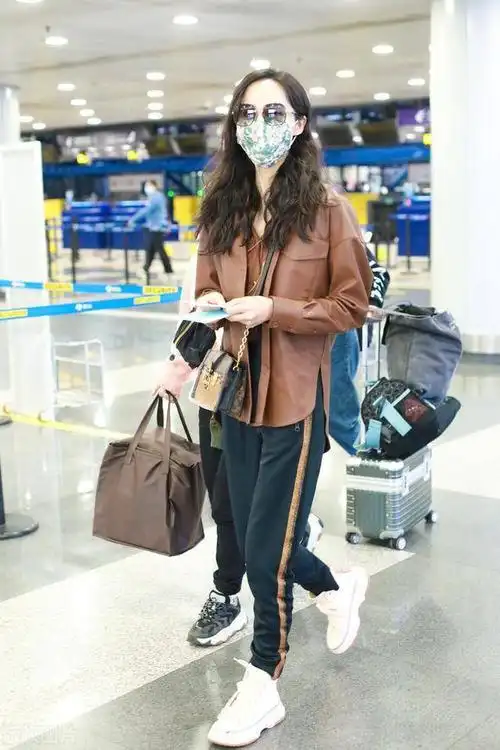 韩雪穿棕色衬衣搭黑色长裤现身机场一头卷发配斜挎小包精致优雅