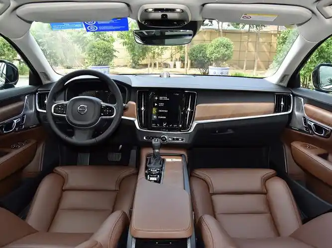内饰方面,新车同样是家族式设计风格,整体还是走时尚简约风.