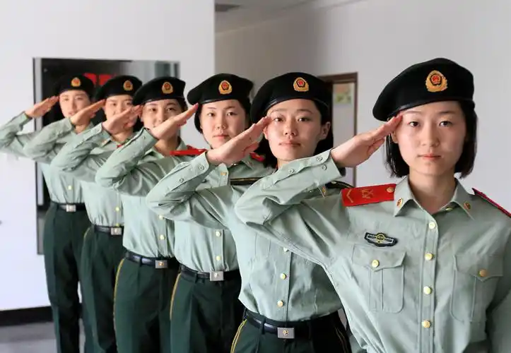 帽美如花山东威海边防支队女兵换戴新式贝雷帽