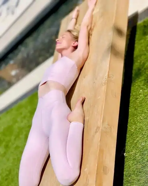 王丽坤晒美照,度假风职场风统统拿下,身材气质都很出众