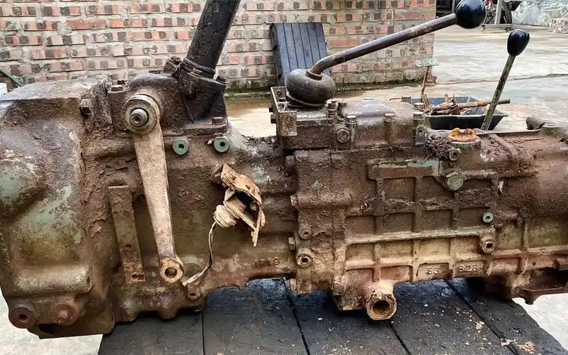 在大型拖拉机里拆变速箱,老父亲骂我吃撑了,结果修复出来看呆了