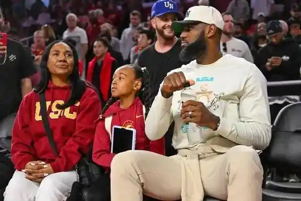 詹姆斯现场观看儿子布朗尼比赛.