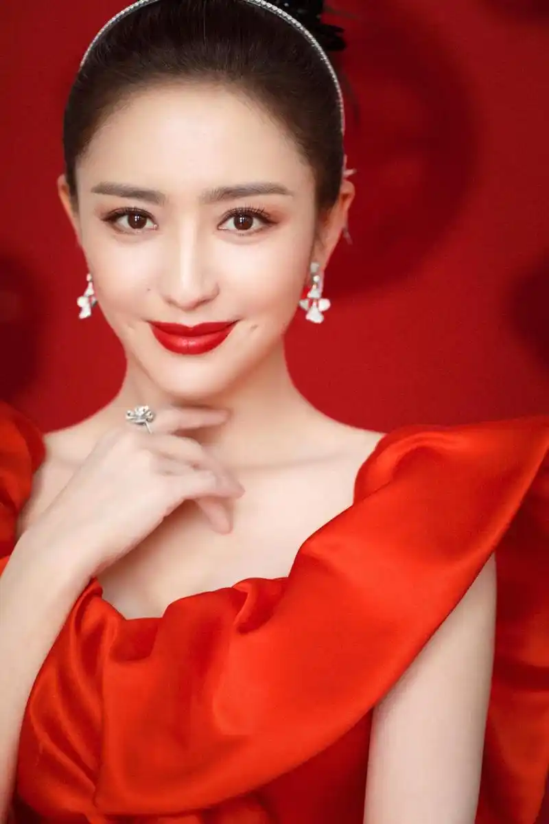 佟丽娅身着红色长裙优雅大气